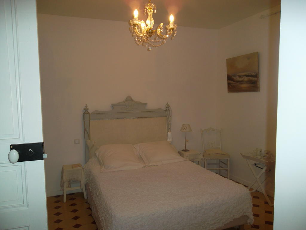 Aux Roses De L'Etang Ξενοδοχείο Capestang Δωμάτιο φωτογραφία