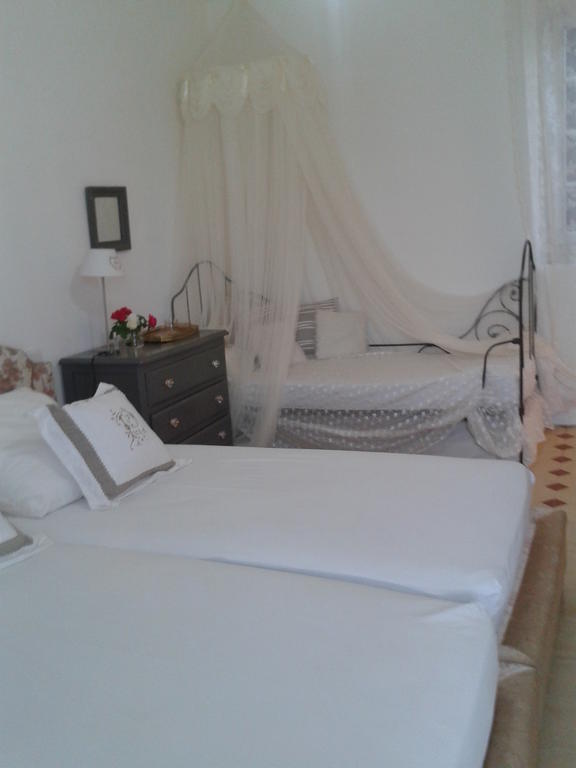 Aux Roses De L'Etang Ξενοδοχείο Capestang Εξωτερικό φωτογραφία